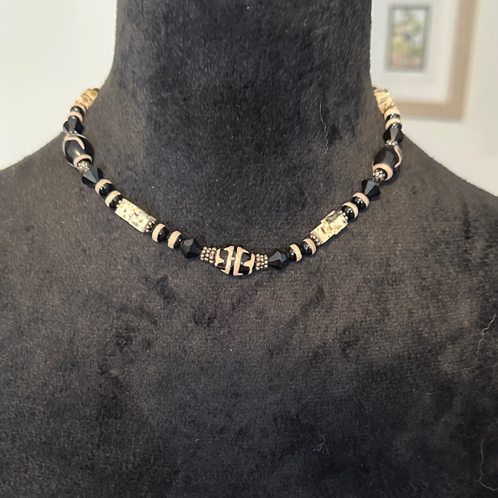 Elegant Black and Gold Necklace